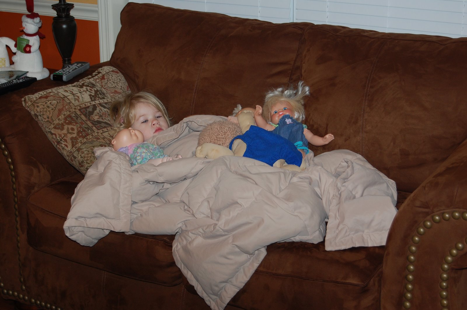 [watching+tv+with+her+babies.JPG]