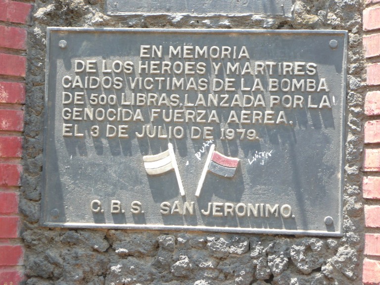 Plaque in front of a Masaya plaza