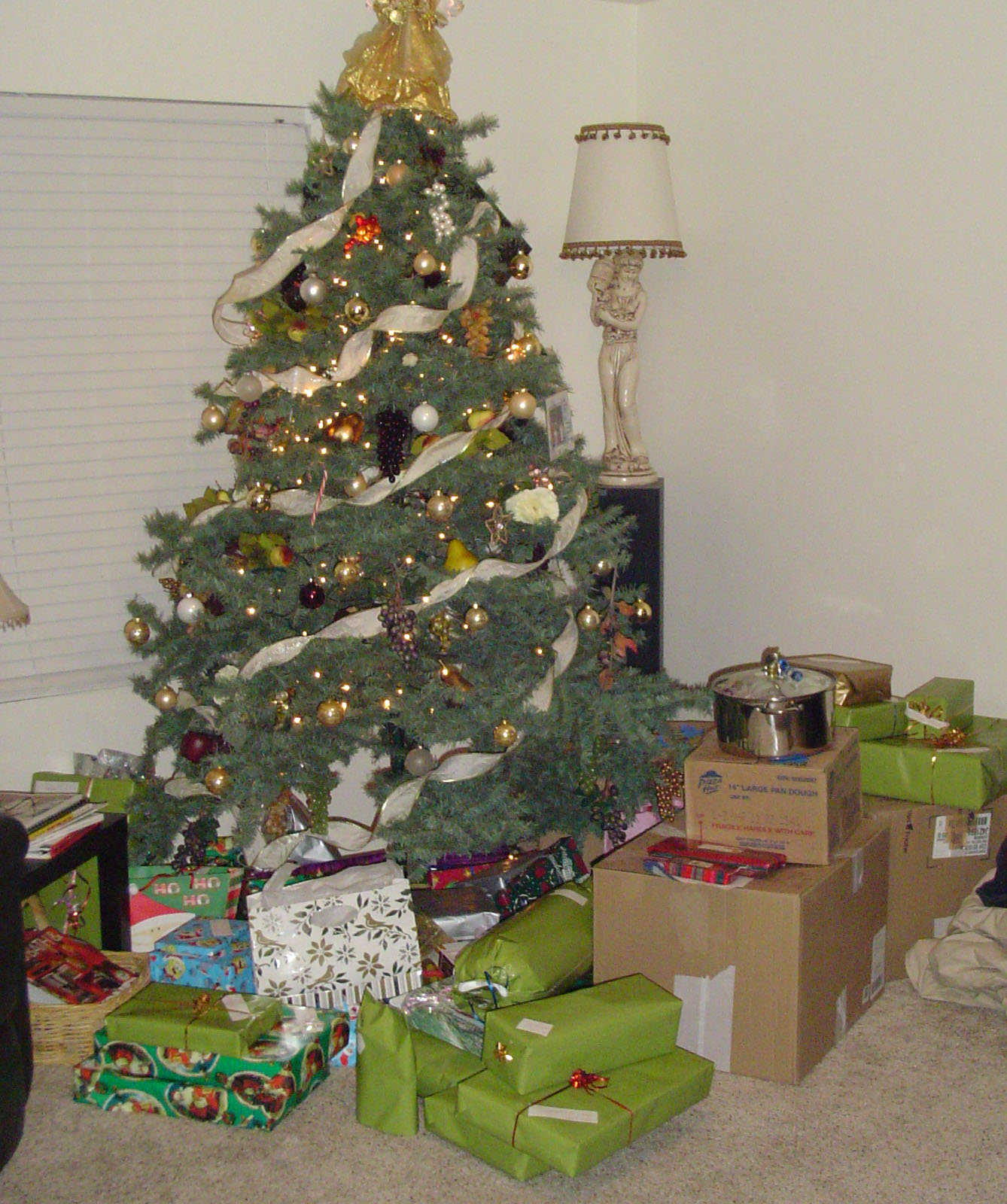 [2007+Christmas+tree+and+gifts.jpg]