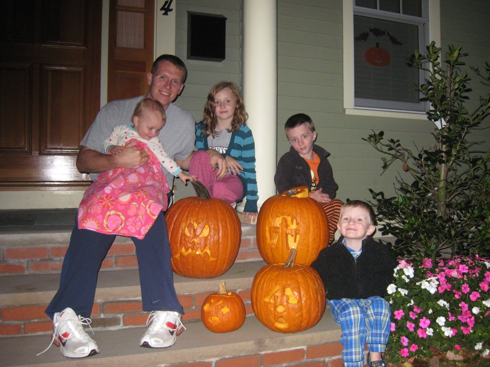 [dad+and+kids+with+pumpkin.JPG]