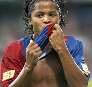 [Giovanni-Dos-Santos-besando-camiseta-FC-Barcelona-997.jpg]