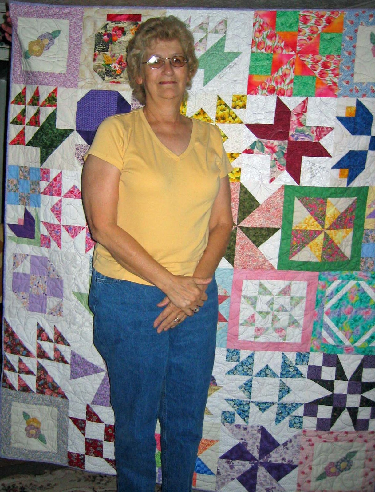 [Linda+and+her+quilt.jpg]