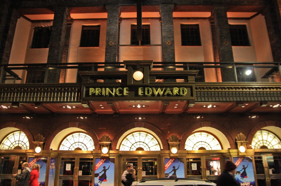 [Mary+Poppins+-+Prince+Edward+Theatre2.jpg]