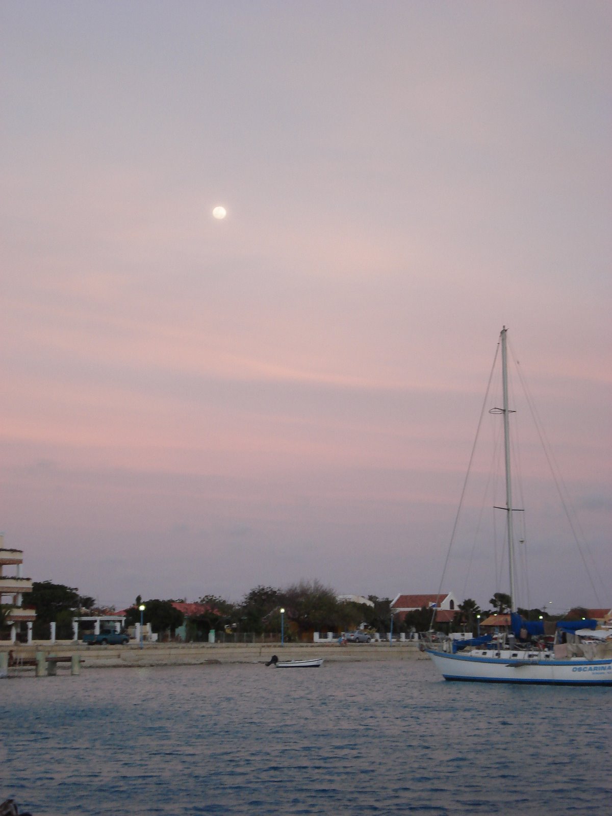 [Moon+over+Bonaire.JPG]