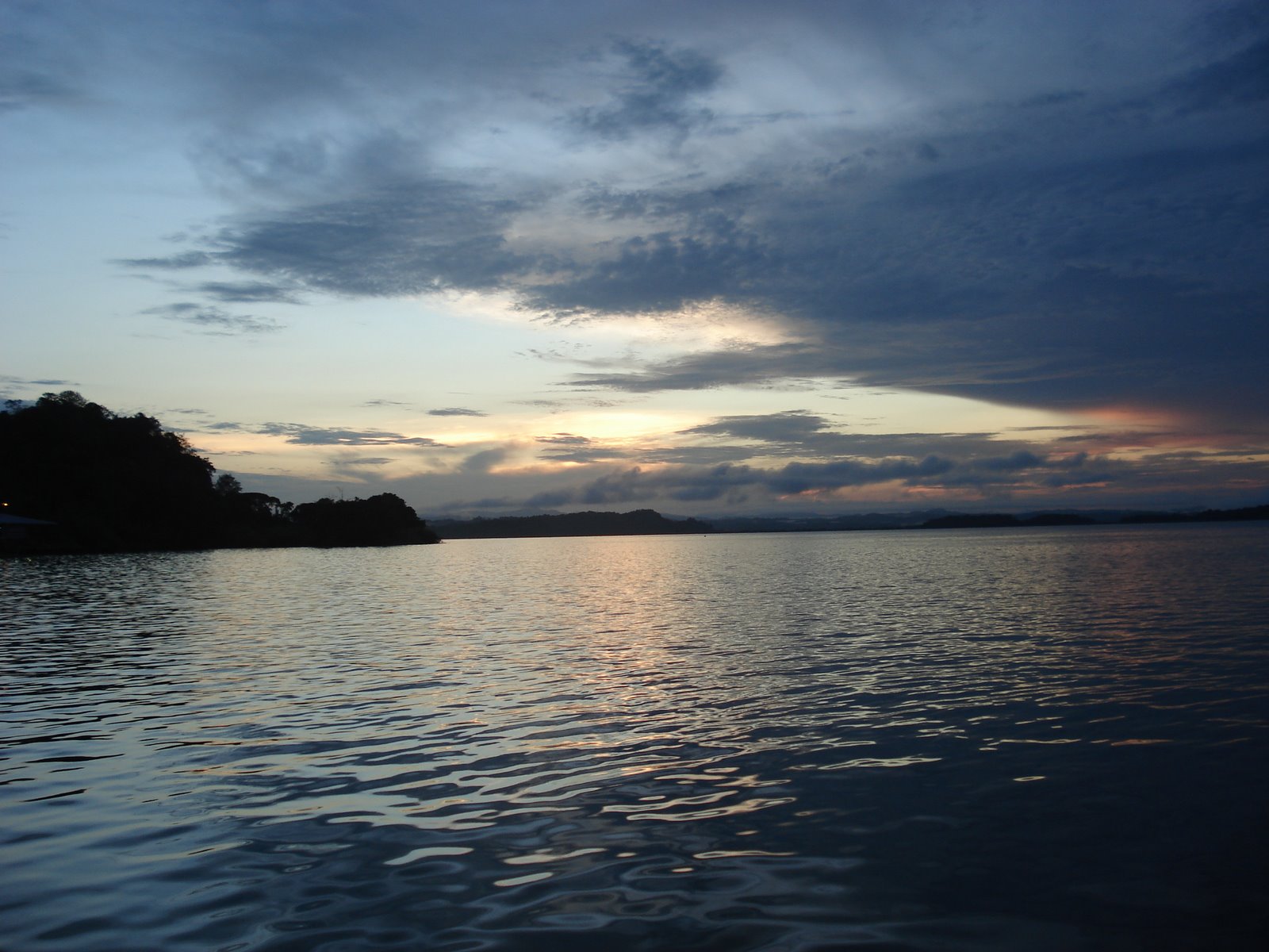 [sunrise+Gatun+lake+2.JPG]