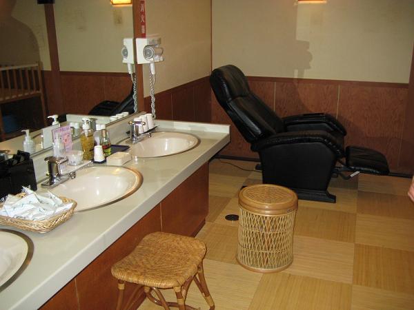 [02+Sinks+and+massage+chair.jpg]