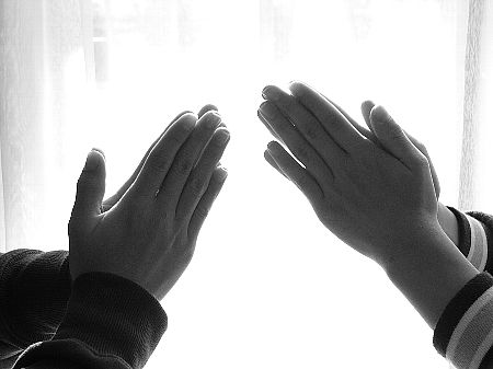 [praying+hands+chuuken+Hachiqou+flickr.jpg]