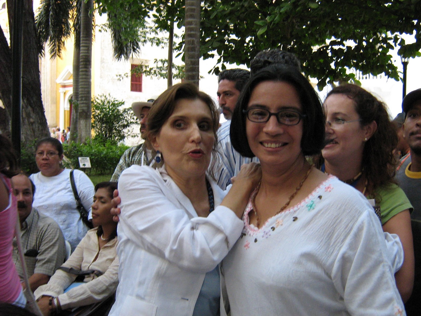 Con la autora de Mujeres de ojos grandes, Cartagena, 2007