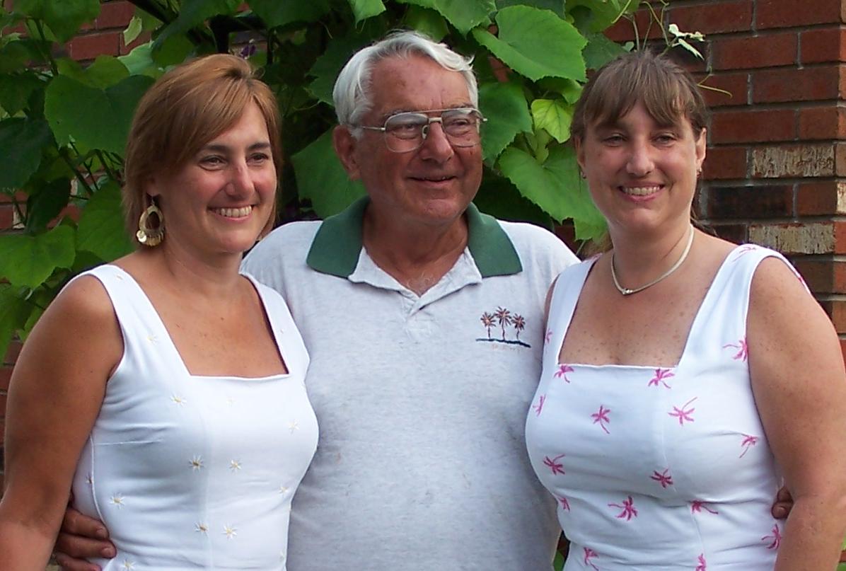 [Marjorie,+Dad+and+Denise+June+2005.JPG]