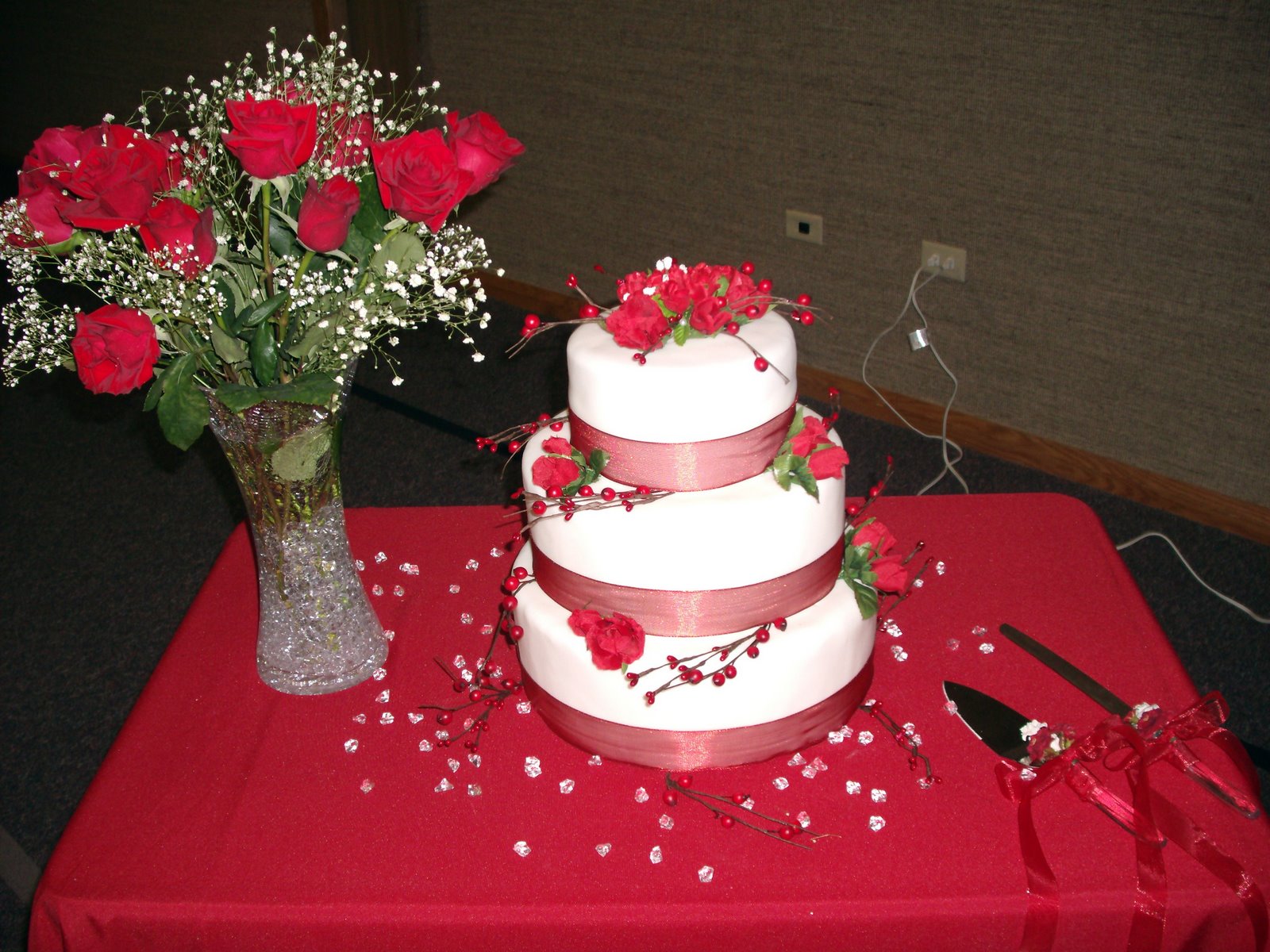[wedding+cake+and+roses.jpg]