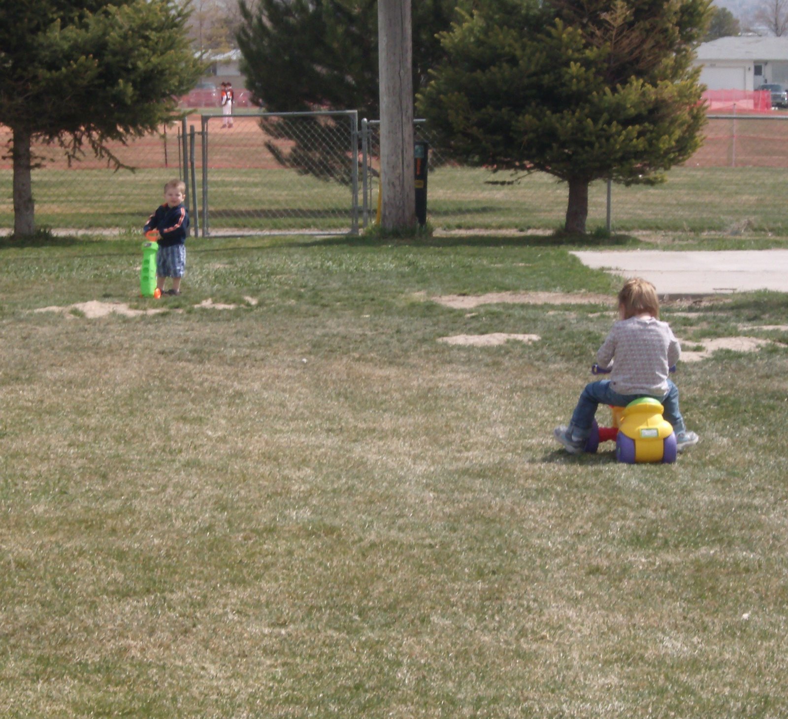 [Carter+and+Halle+playing+in+the+yard.jpg]