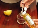 Versez une cuillére à café d'huile d'argan dans un verre