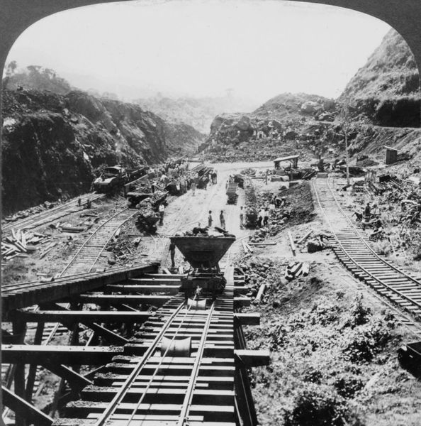 [594px-Panama_Canal_under_construction,_1907.jpg]