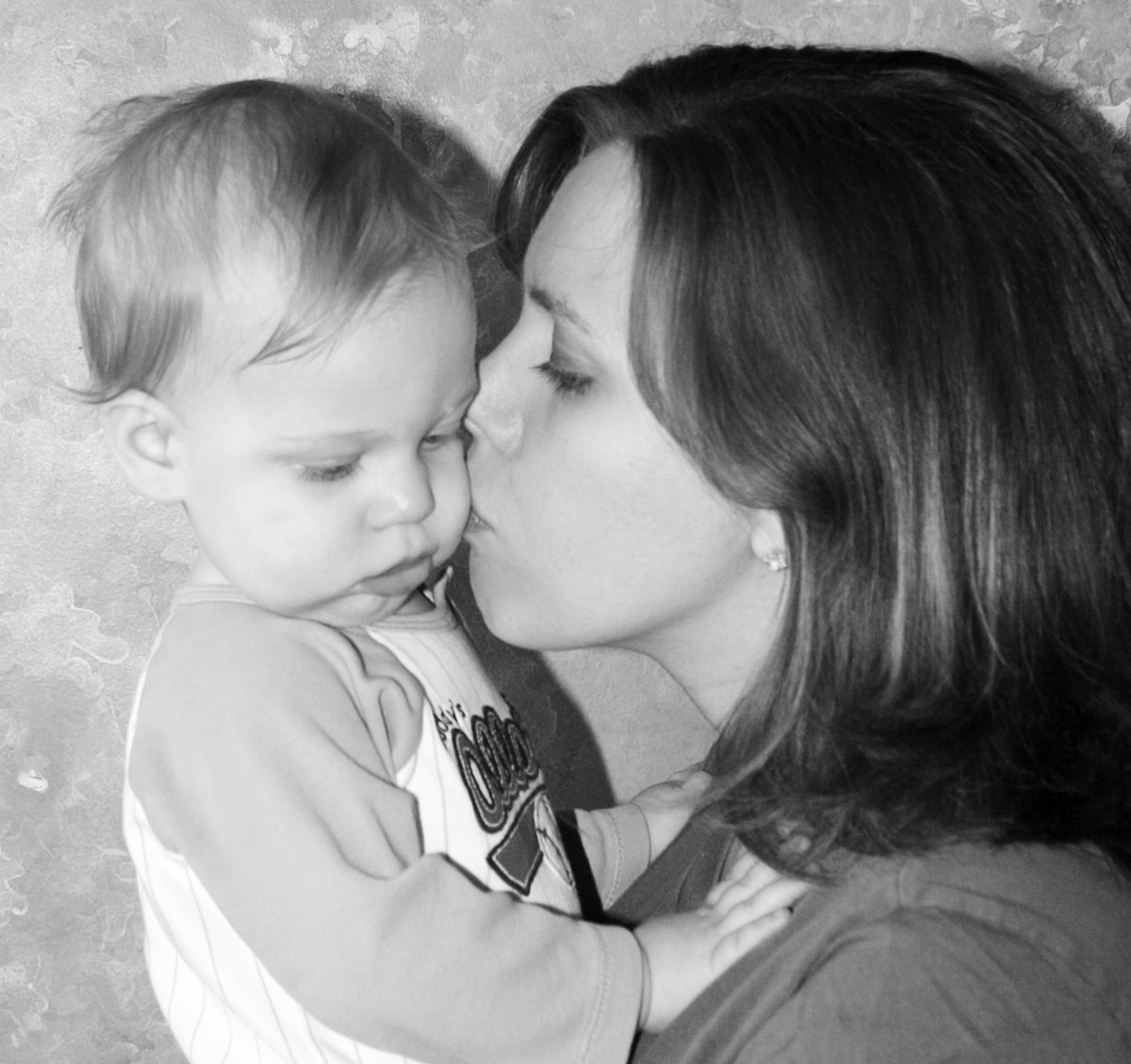 [Mommy+Kissing+Colter.jpg]