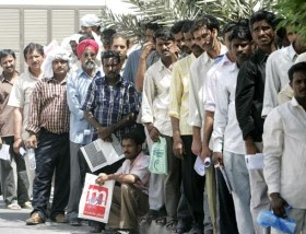 Migrant workers que in front Indian dipomatic mission, UAE