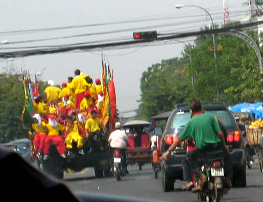 [Cambodge+Vietnam+février-mars+2007+029+défilé+chinois+dragon.jpg]