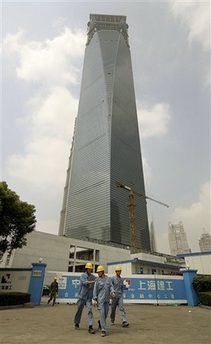 [capt.sha10109130542.china_tallest_building_sha101.jpg]