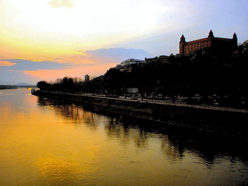 [800px-Bratislava_View_From_NewBridge.jpg]