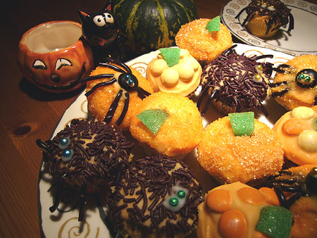 [Pumpkin-and-spider-cupcakes.jpg]