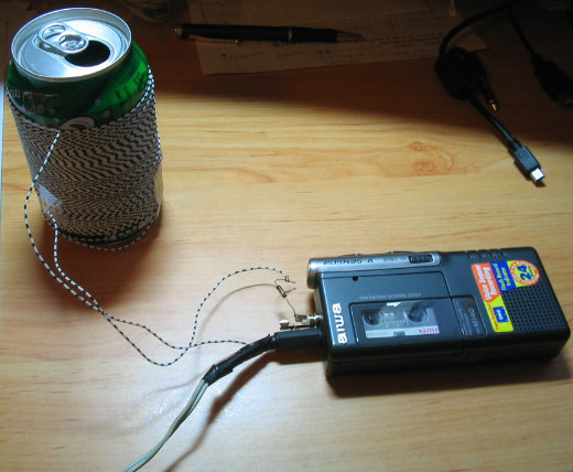 Espira enrollada en una lata que sirve para captar ondas electromagnéticas, con un diodo para demodular. Conectado a la grabadora para que sirva de pre-amplificador