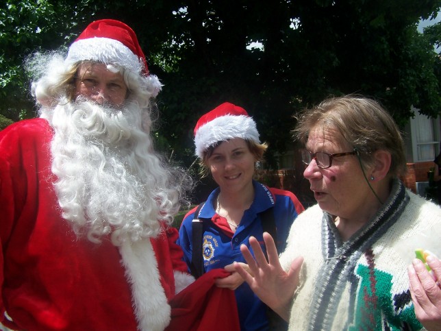 [Santa,+his+helper,+and+Betty.jpg]