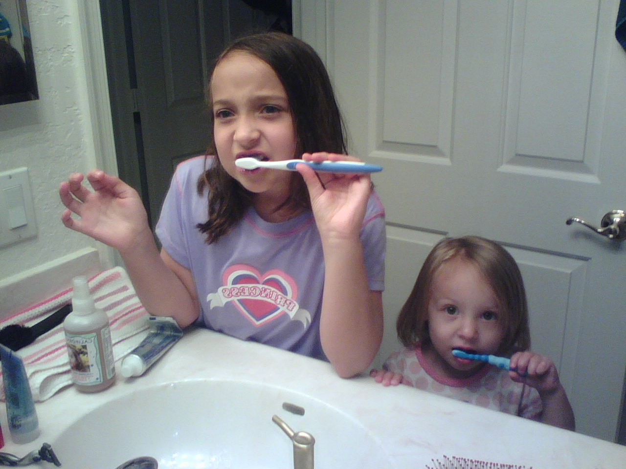 [Sarah+&+Ella+brush+teeth.jpg]