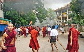 [Monges+protestam+em+Mianmar.jpg]