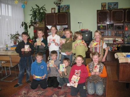 [Our+kids+with+their+prayer+boxes.JPG]