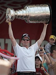 [babcock+with+stanley+cup.jpg]