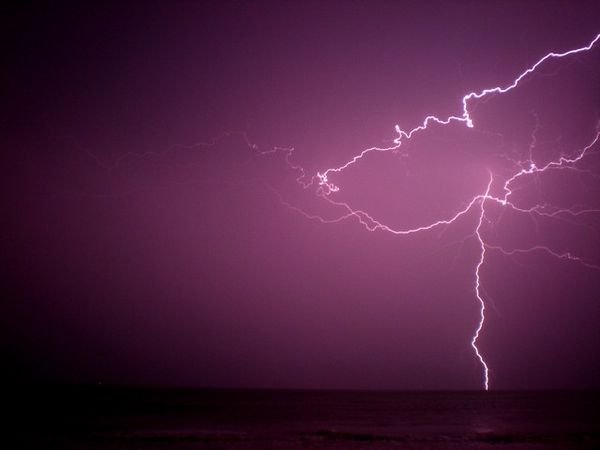 [1583225-Lightning-storms-at-night-0.jpg]