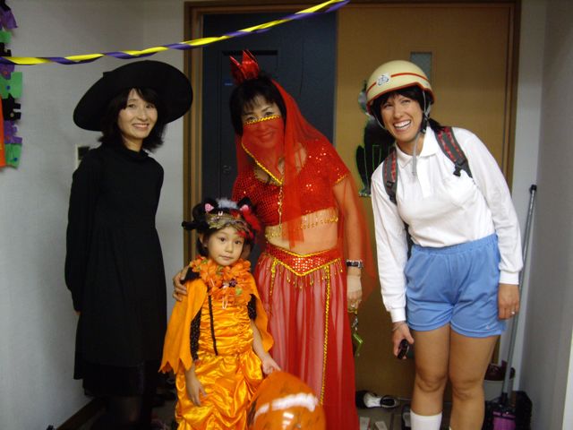 [Halloween+-+Witch,+belly+dancer,+school+girl,+pumpkin+girl.jpg]