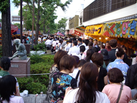 [Yukata+Matsuri+-+food+stalls+and+people.jpg]