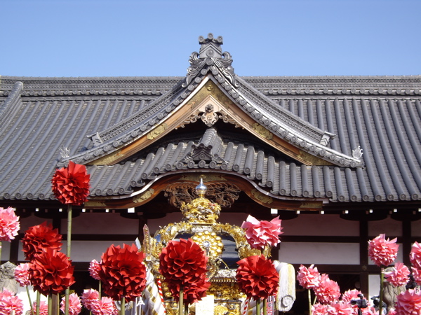[Nada+Matsuri+-+pompoms+and+shrine.jpg]