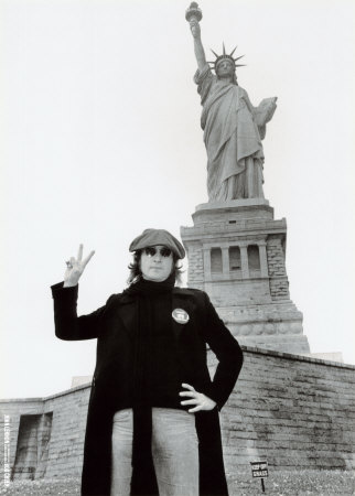 [FFPOFP109b~John-Lennon-a-la-Statue-de-la-Liberte-Affiches.jpg]