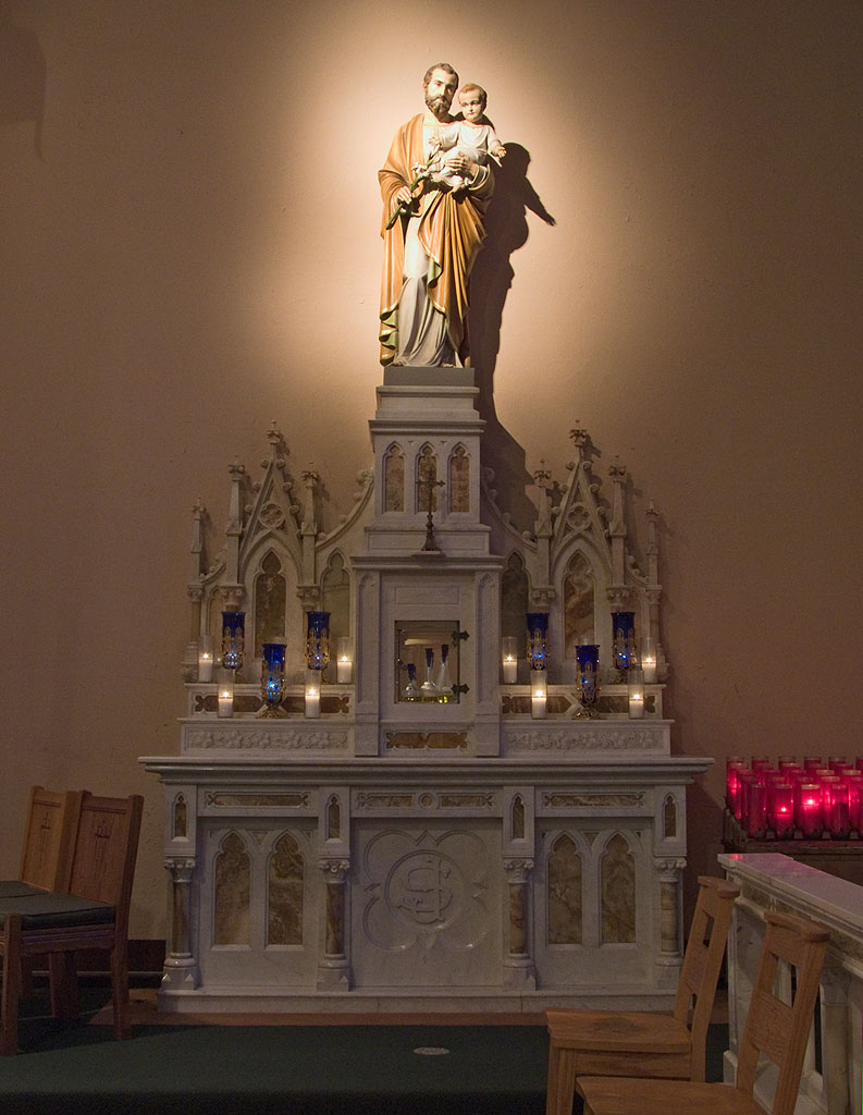 [Saint+Mary's+Catholic+Church,+in+Alton,+Illinois+-+altar+of+Joseph.jpg]