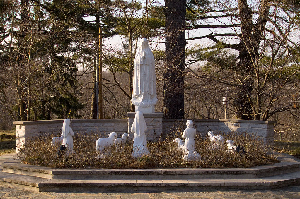 [White+House+Retreat,+in+Oakville,+Missouri+-+Fatima+shrine.jpg]