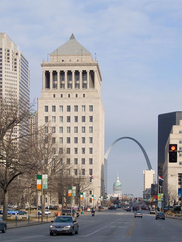 [Civil+Courts+Building,+in+Saint+Louis,+Missouri+-+view+with+arch.jpg]
