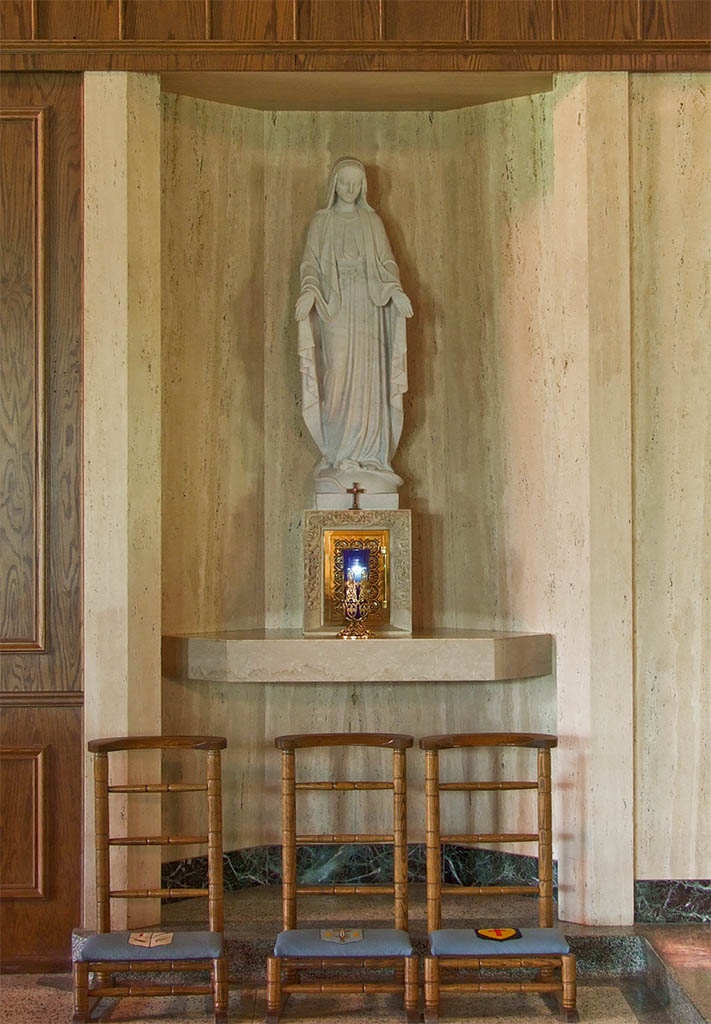 [Sainte+Genevieve+du+Bois+Roman+Catholic+Church,+in+Warson+Woods,+Missouri,+USA+-+statue+of+Mary.jpg]