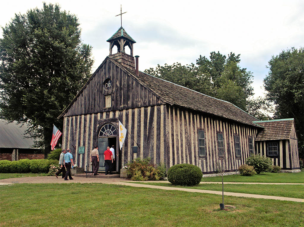 [Holy+Family+Roman+Catholic+Log+Church,+in+Cahokia, +Illinois,+USA+-+exterior.jpg]
