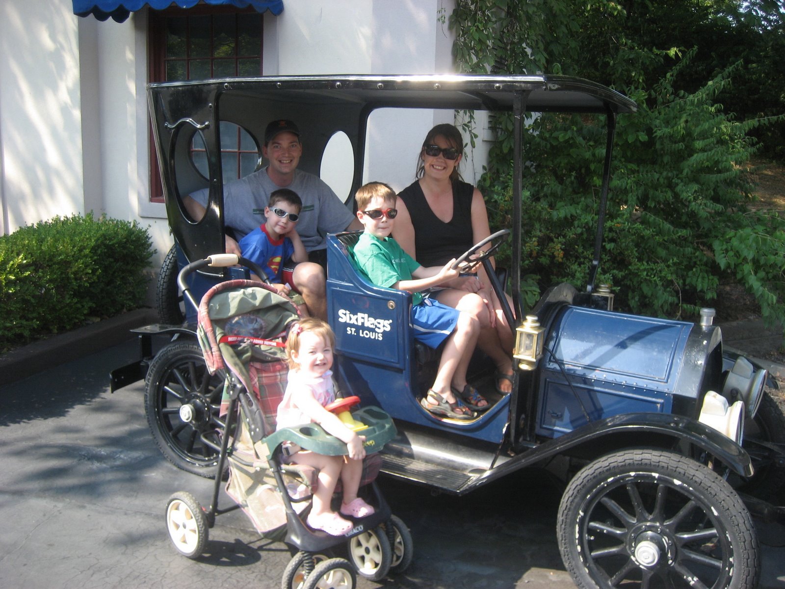 [family+picture+in+antique+car.jpg]