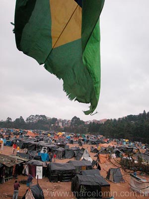 [bandeira+na+favela.jpg]