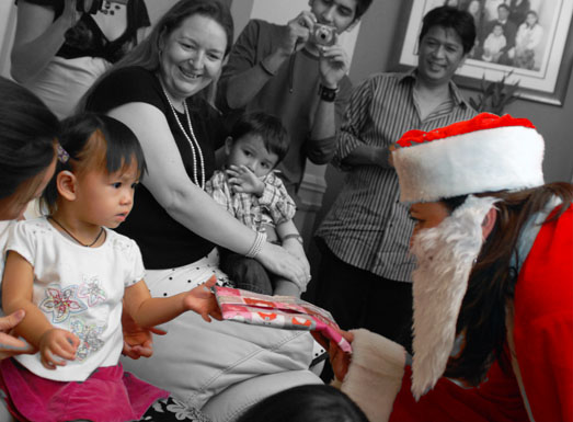 [Santa+gift+giving.jpg]