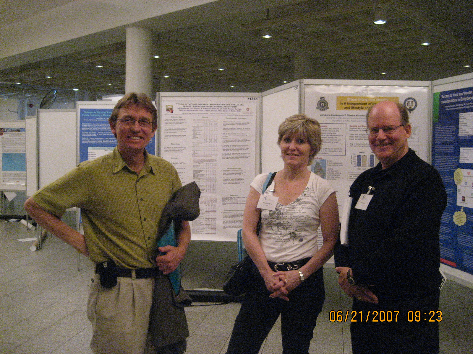 [Ron,+Wendy+and+Gaston+at+posters+ISBNPA+2007.jpg]