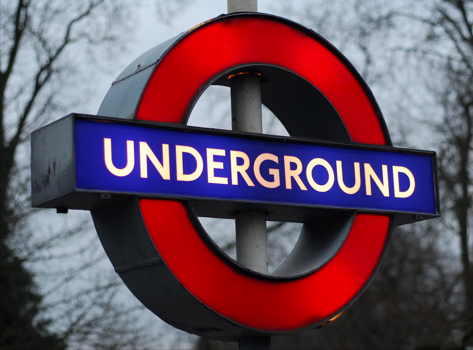 [Underground_roundel_sign_at_Epping.jpg]
