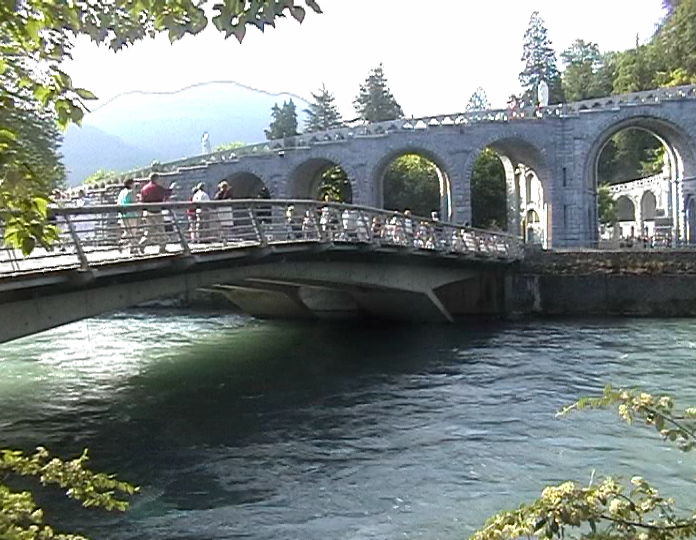 le pont traversant le Gave