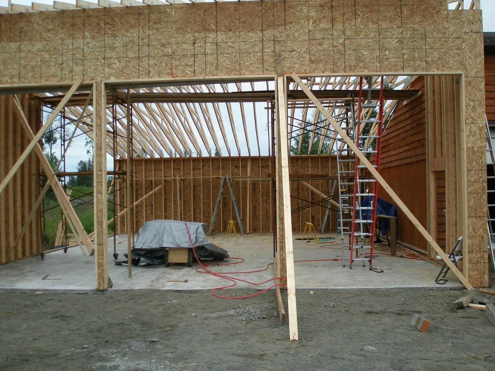 [trusses+are+up.JPG]