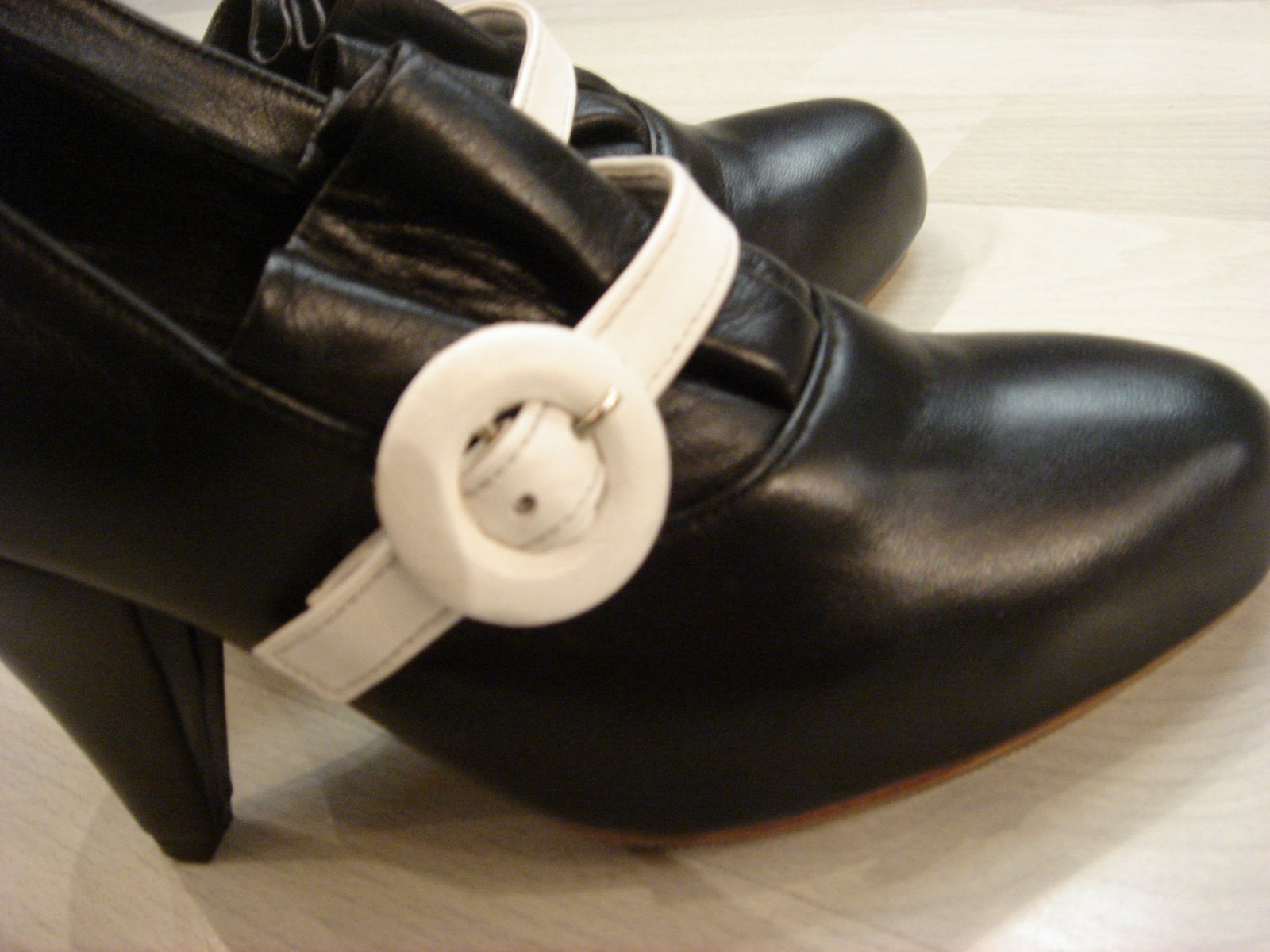 [mogil+anna+mali-+blk+leather+shoes2.JPG]