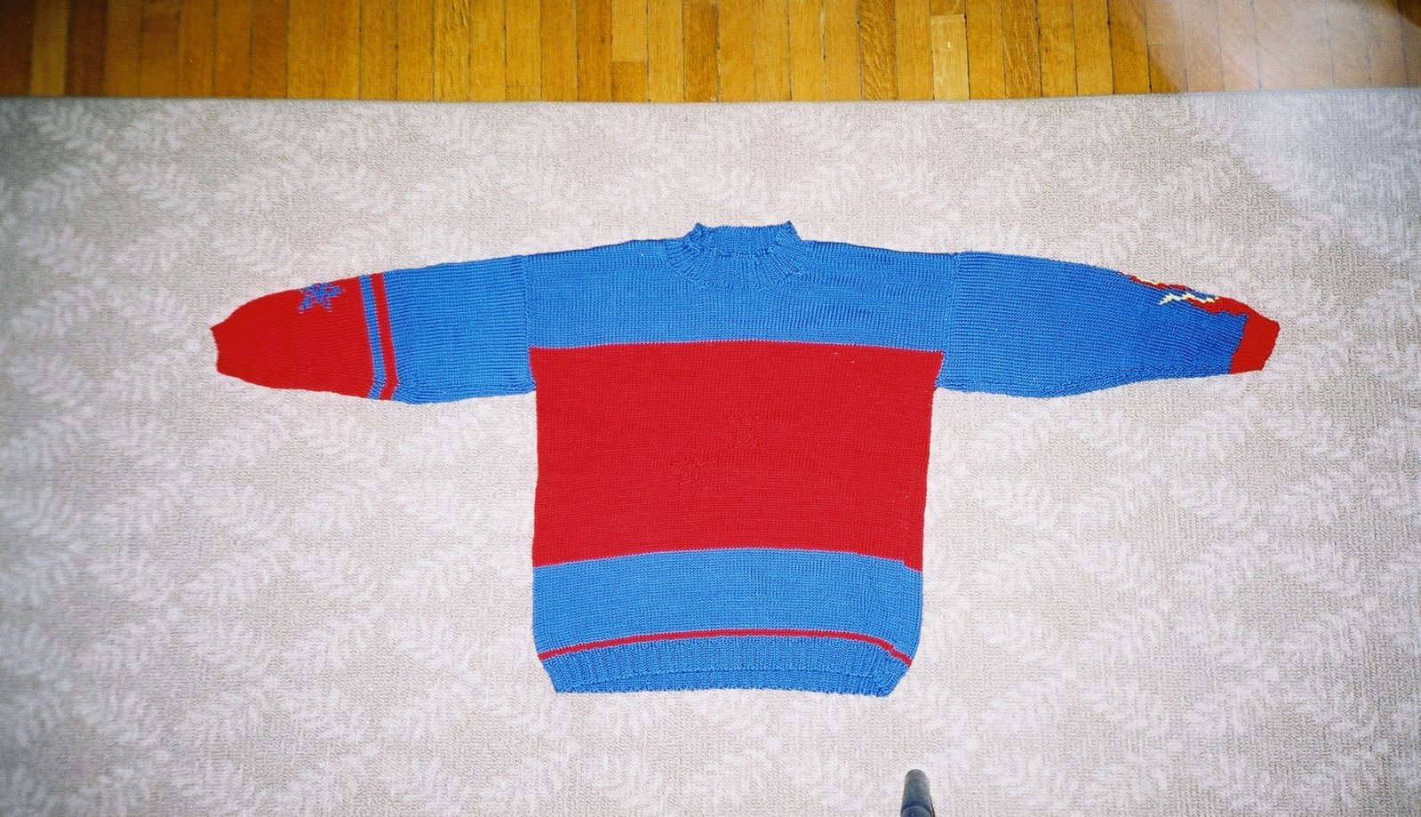 [Dylan's+Sk8tr+Boy+Sweater+(1).JPG]