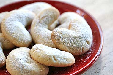 [almond-crescent-cookies.jpg]