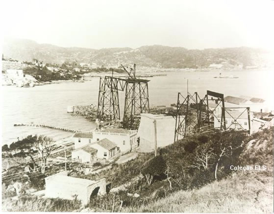 [Construcao da Ponte Hercilio Luz - lado continental -1922 - ve-se a portada de entrada do Forte Sao Joao_jpg.jpg]